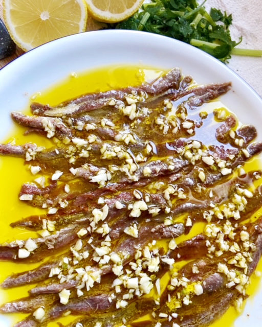 Sardellen in Olivenoel und Marie Sharps Pineapple Habanero Sauce